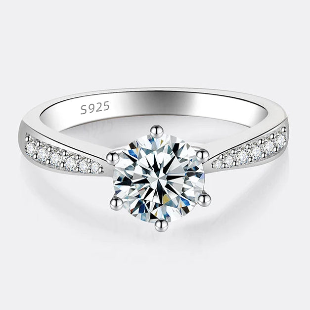 Silver ring with moissanite gemstone 