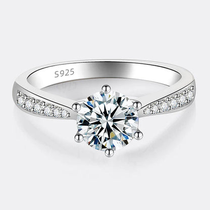 Silver ring with moissanite gemstone 