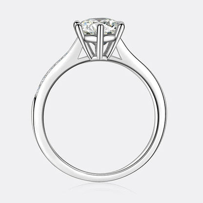 Silver ring with moissanite gemstone 
